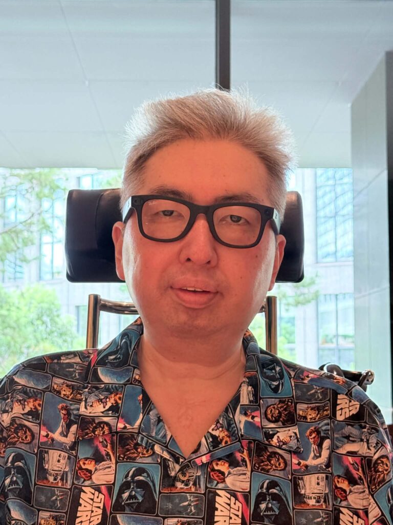 takao-wearing-smart-glass